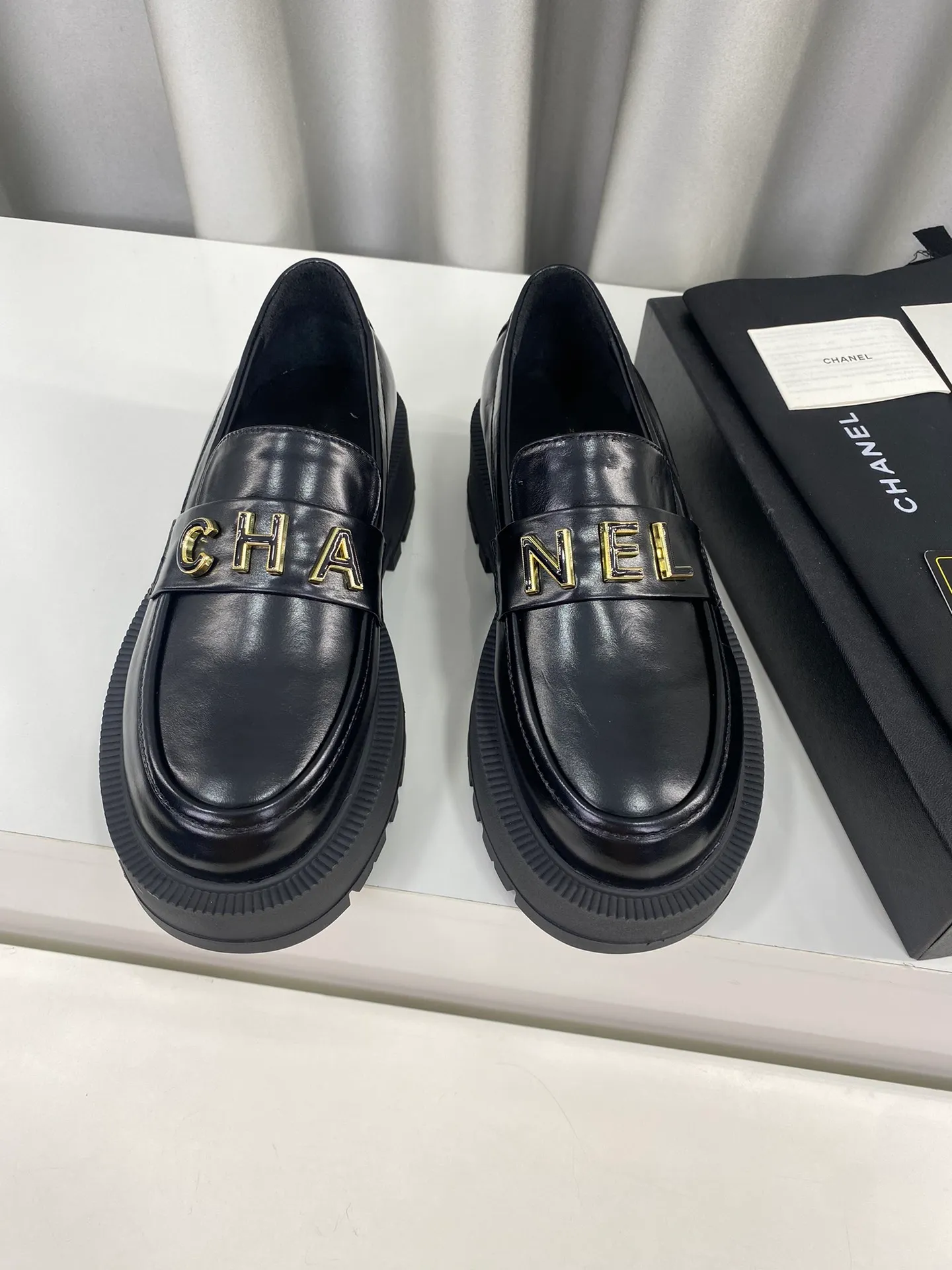 👟👟Ex-factory price p600👟👟 Women's Chanel Chanel 2024s new thick-soled loafers for autumn and winter ☑️ Goddess series, with the elegant and ladylike temperament of Chanel, super attractive, irresistible, and heart-warming. ▪ Upper: imported cowhide ▪ Lining: frosted cowhide ▪ Outsole: original TPU outsole ▪Code number: 35-39 (40 pieces are custom-made and cannot be returned or exchanged)